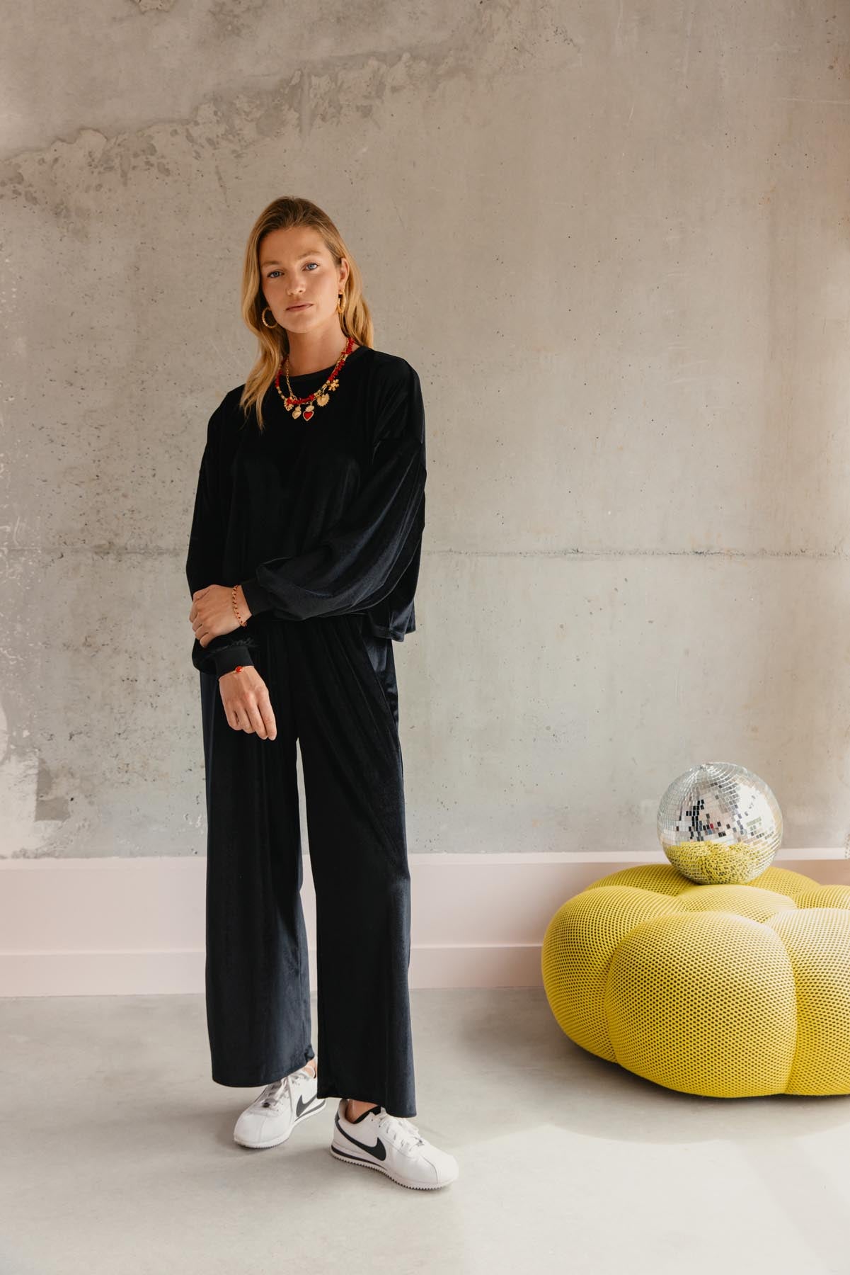 Rebecca Marder en pantalon en velours noir et sweat brodé Rebecca Marder en pantalon en velours noir et sweat brodé