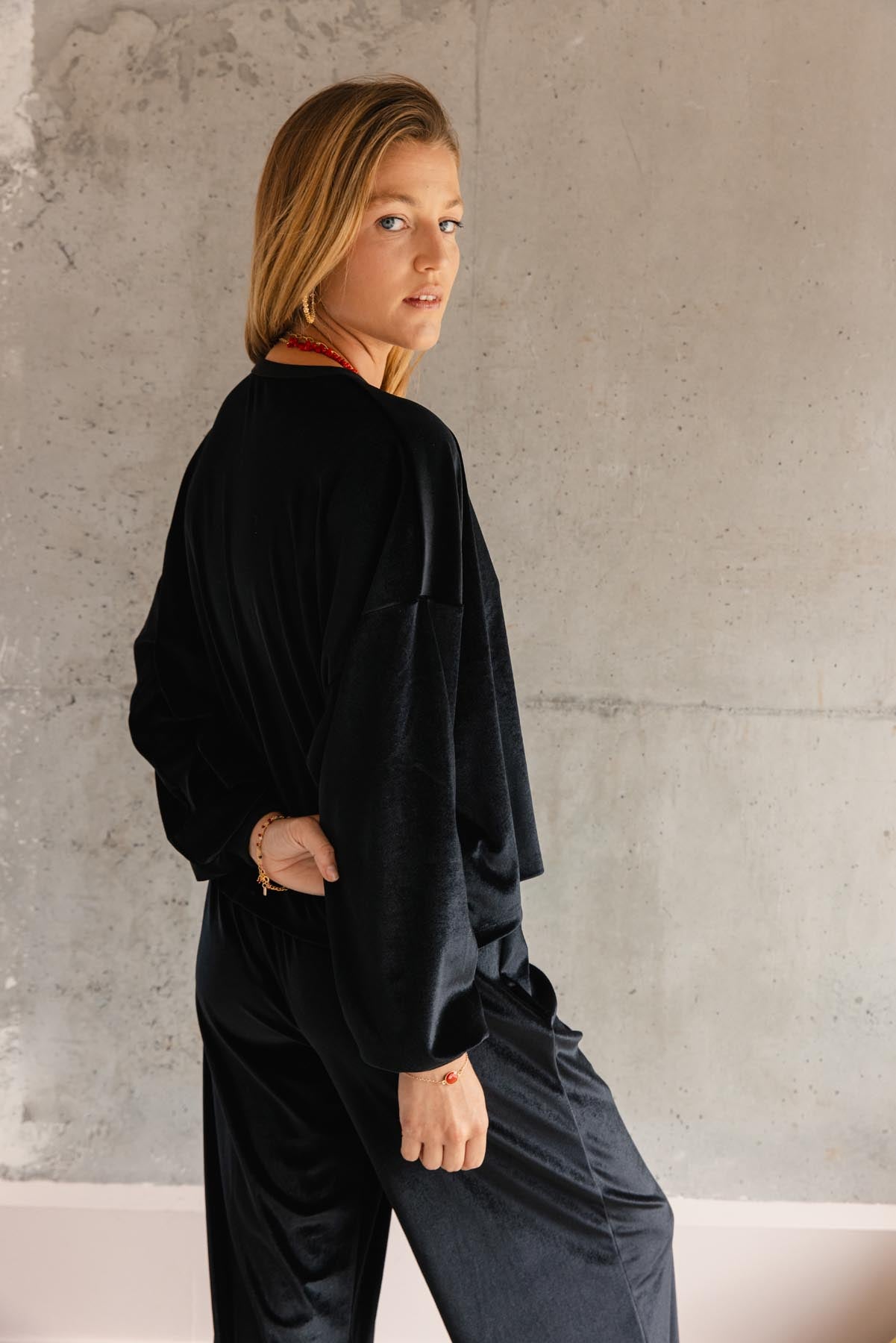 Violette fait du 34 et porte une taille XS/S en haut et une taille XS en bas