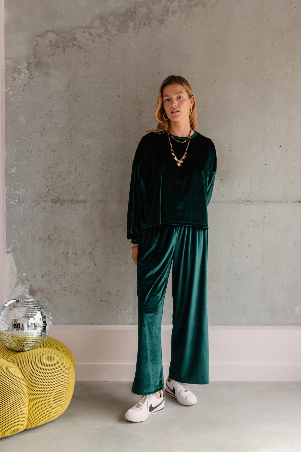 Violette fait du 34 et porte une taille XS/S en haut et XS en bas