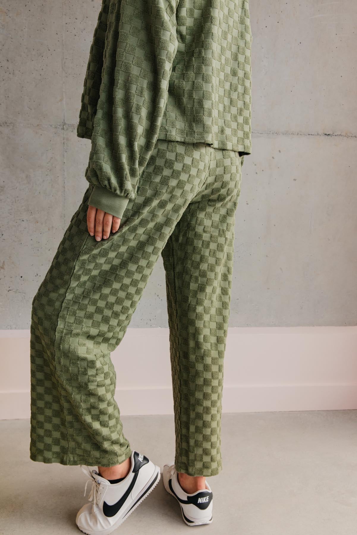 Violette fait du 34 et porte une taille XS/S en haut et XS en bas