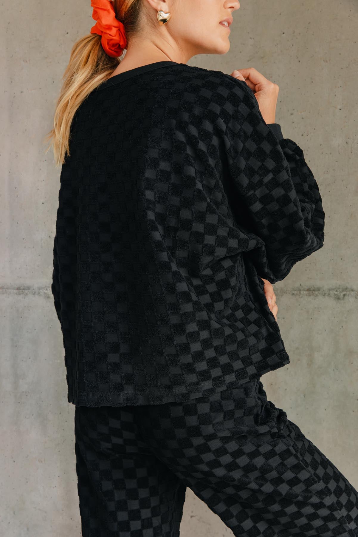 Violette fait du 34 et porte une taille XS en bas et un XS/S en haut