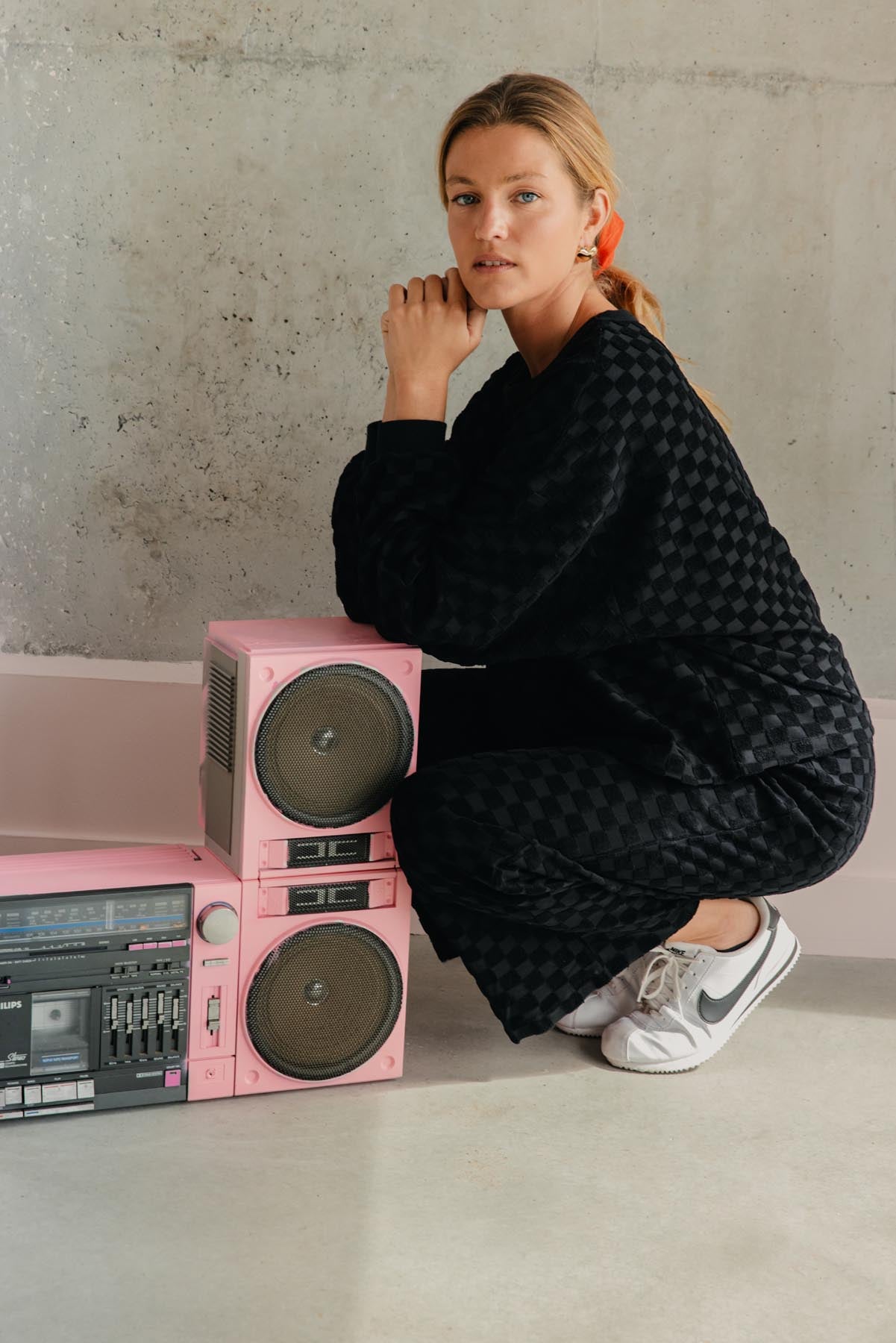 Violette fait du 34 et porte une taille XS en bas et un XS/S en haut