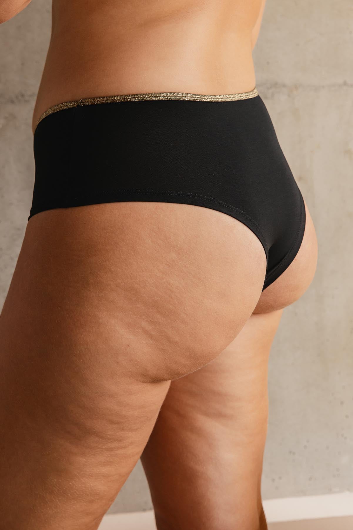 Lorea fait du 38 et porte une taille M