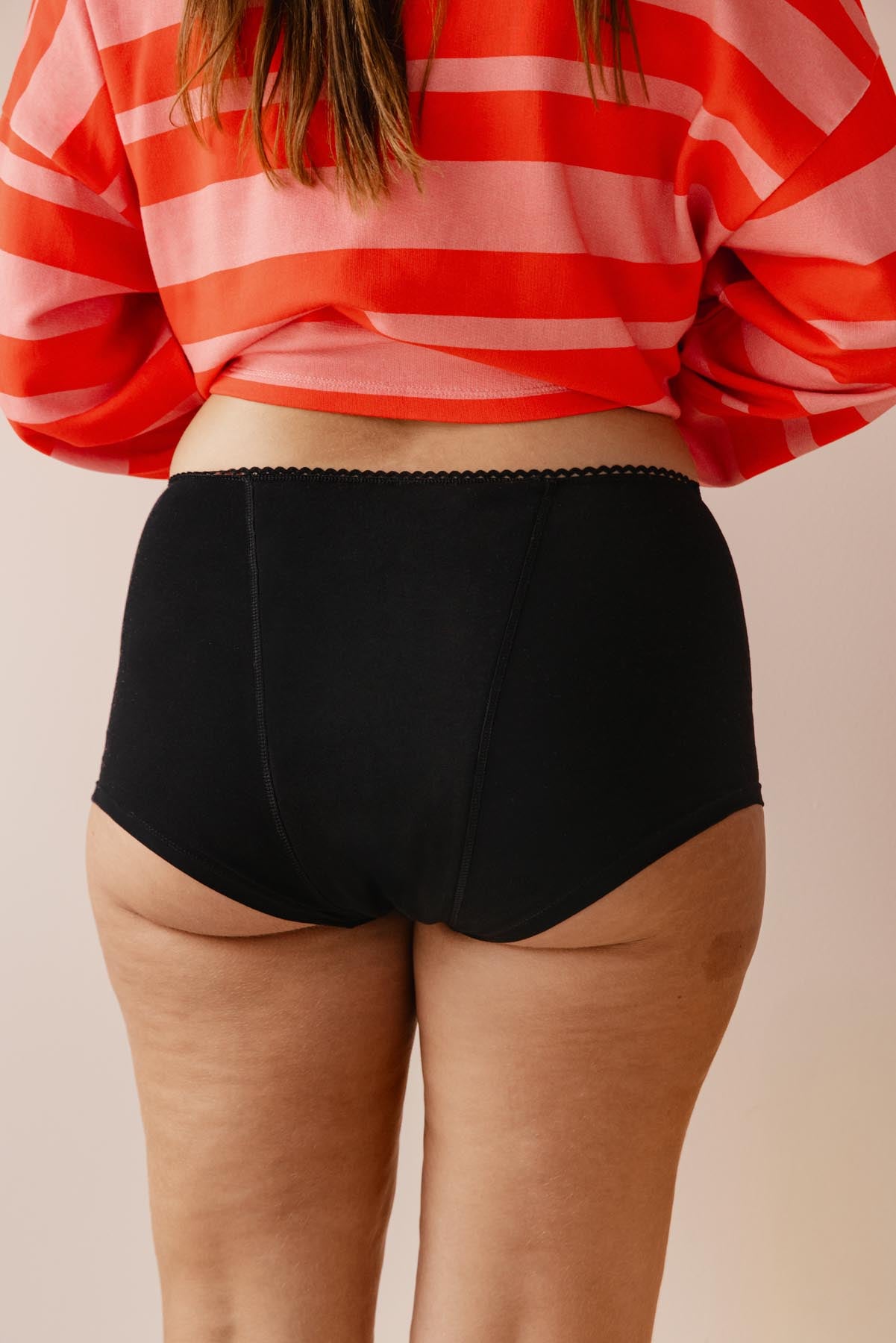 Lorea fait du 38 et porte une taille M