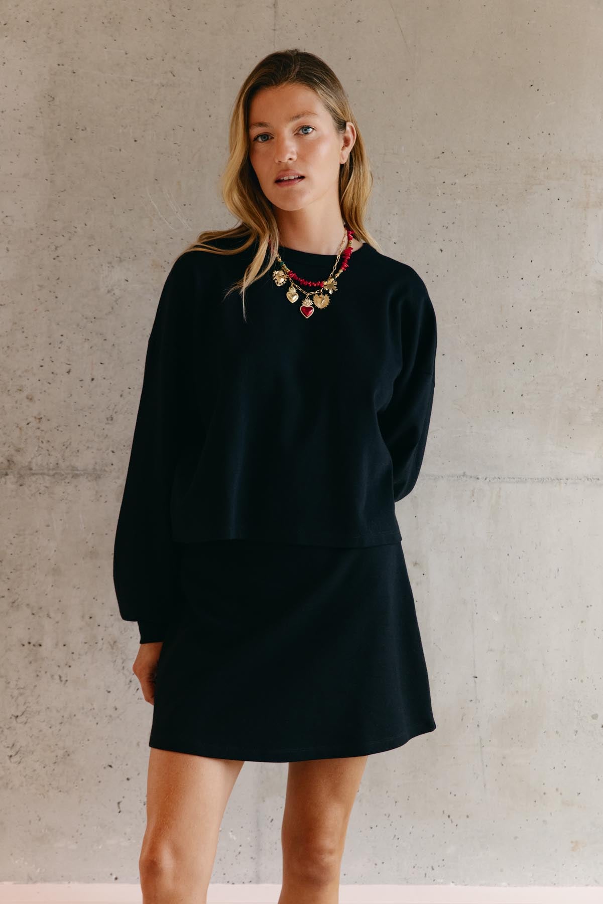 Violette fait du 34 et porte une taille XS en bas et un XS/S en haut