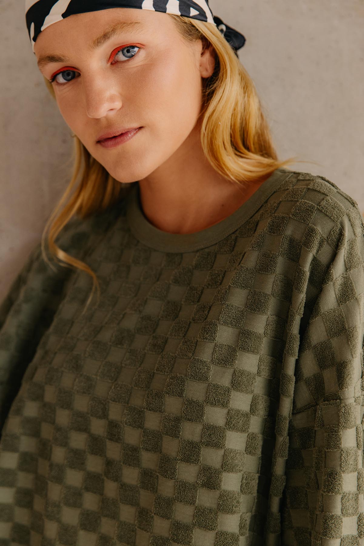 Violette fait du 34 et porte une taille XS/S en haut et XS en bas