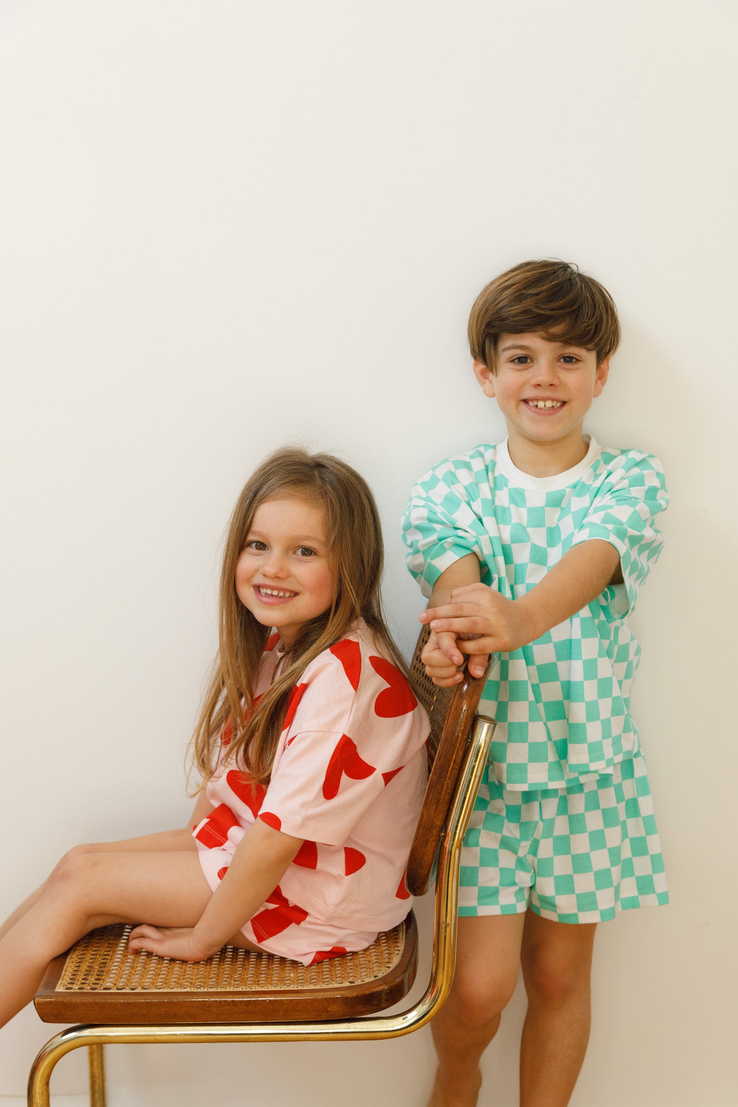 Lucas, 8 ans, porte du 11/12 ans et Julia, 4 ans, porte du 3/4 ans