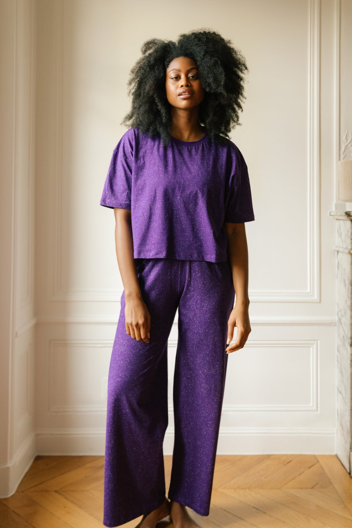 Rebecca fait 1m65 et du 36, elle porte une taille S*Pyjama femme long coton BIO - paillette violet - Pyjamas longs - We Are Jolies