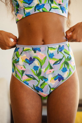 Lana fait du 34 et du 80A et porte une taille XS en bas et du S en haut