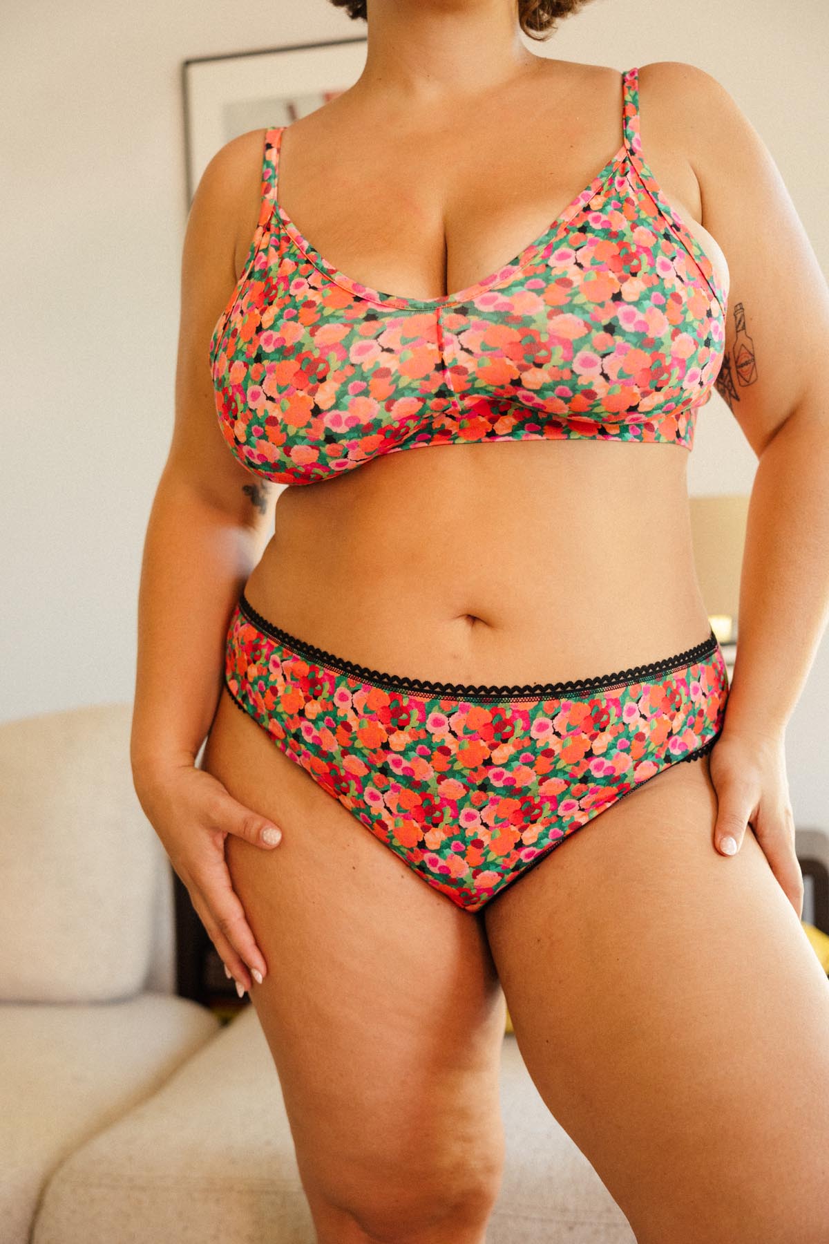 Amandine fait du 44 et du 95G et porte une taille 2XL en bas et du 3XL