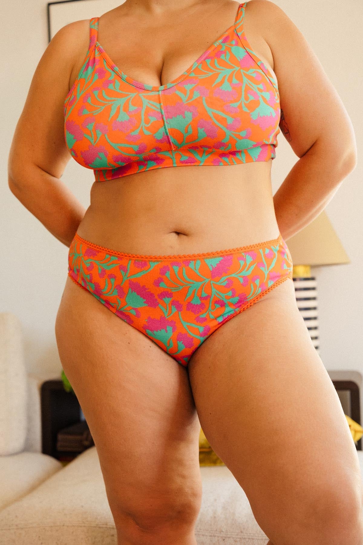 Amandine fait du 44 et du 95G et porte une taille 2XL en bas et du 3XL