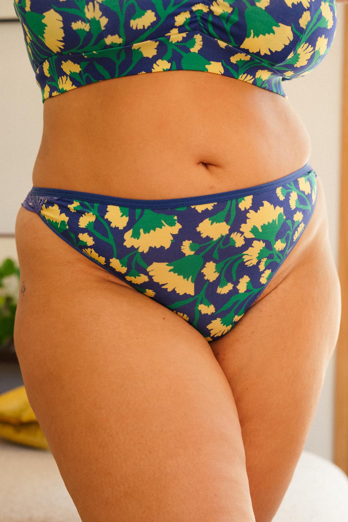 Amandine fait du 44 et du 95G et porte une taille 2XL en bas et du 3XL