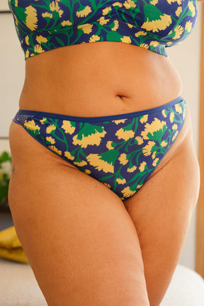 Amandine fait du 44 et du 95G et porte une taille 2XL en bas et du 3XL