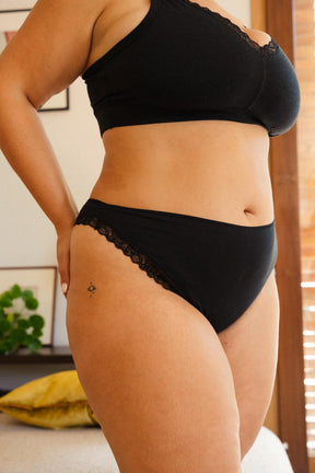 Amandine fait du 95G et du 44 et porte une taille 3XL en haut et 2XL en bas