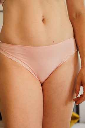 Julie D. fait du 38 et porte une taille M