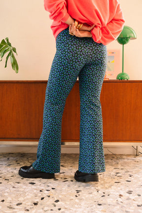 Julie D. fait du 38 et porte une taille M