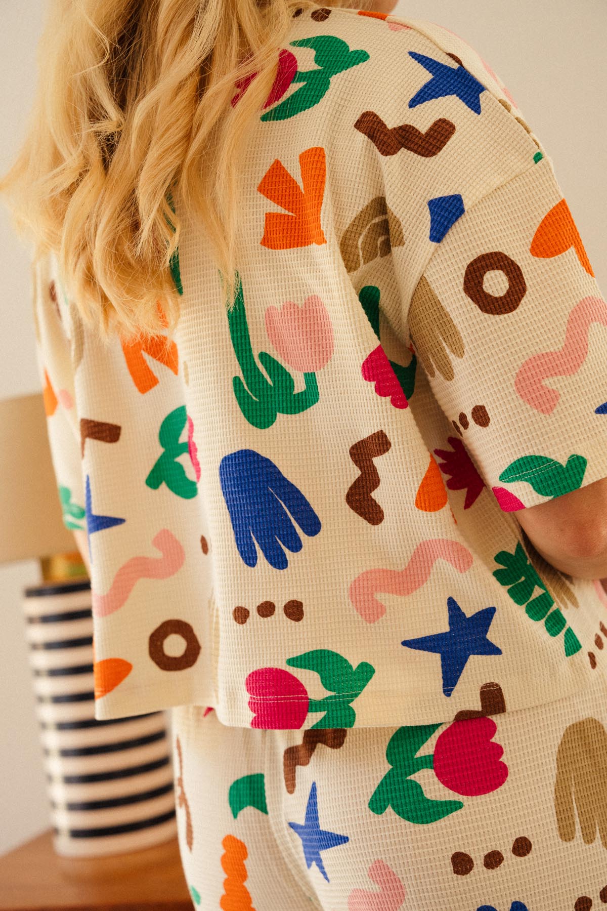 Julie D. fait du 38 et porte une taille M