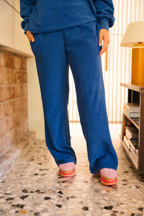 Julie D. is a size 38 and wears a size M/L on top and M on the bottom