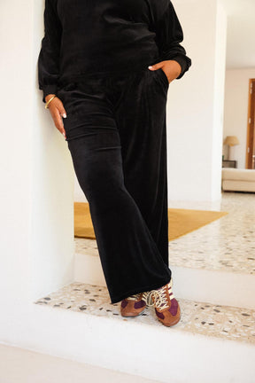 Tiffany is a size 48 and wears a size 3XL/4XL on top and 3XL on the bottom