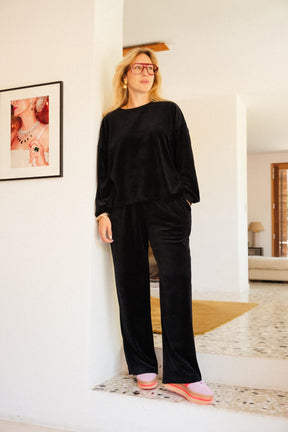 Julie D. is a size 38 and wears a size M/L