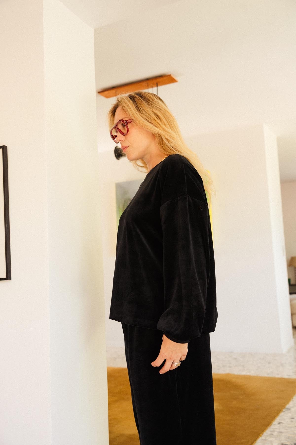 Julie D. is a size 38 and wears a size M/L on top and M on the bottom