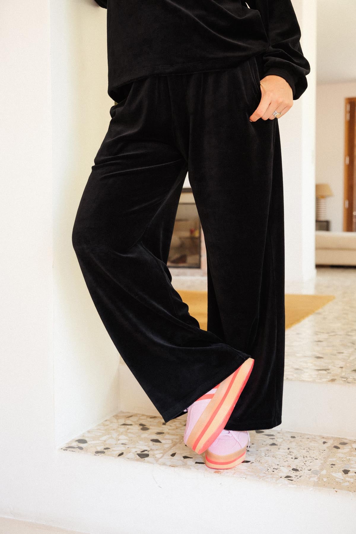 Julie D. is a size 38 and wears a size M