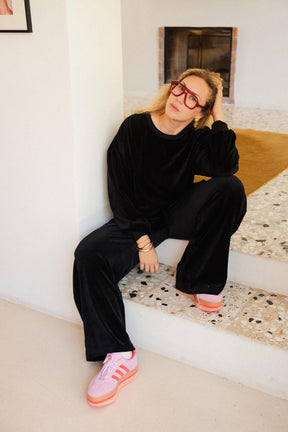 Julie D. is a size 38 and wears a size M/L on top and M on the bottom
