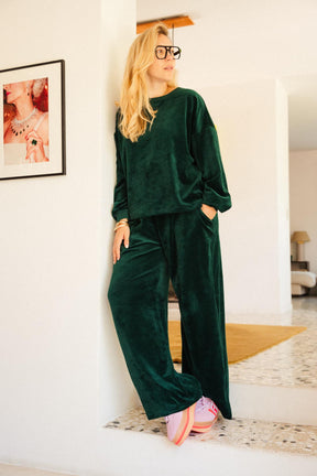 Julie D. is a size 38 and wears a size M