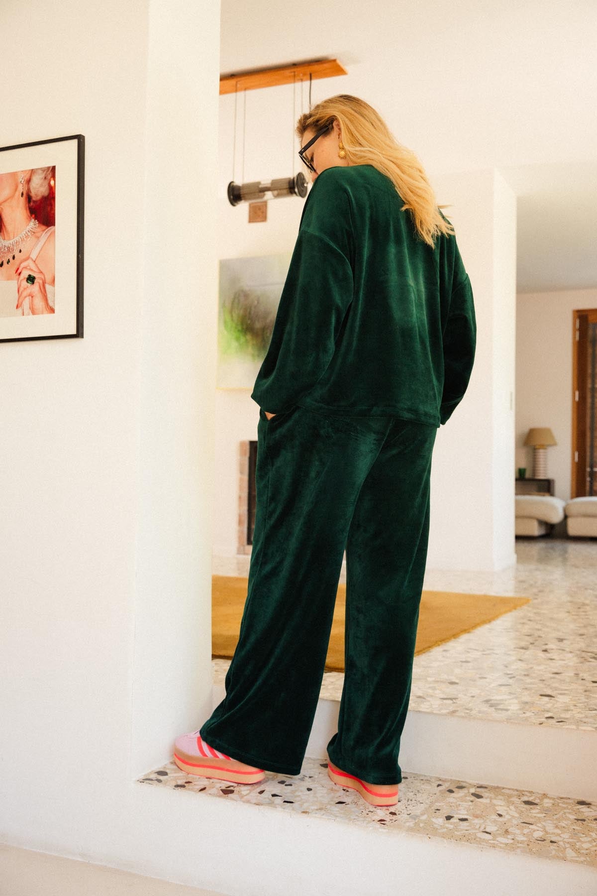 Julie D. is a size 38 and wears a size M