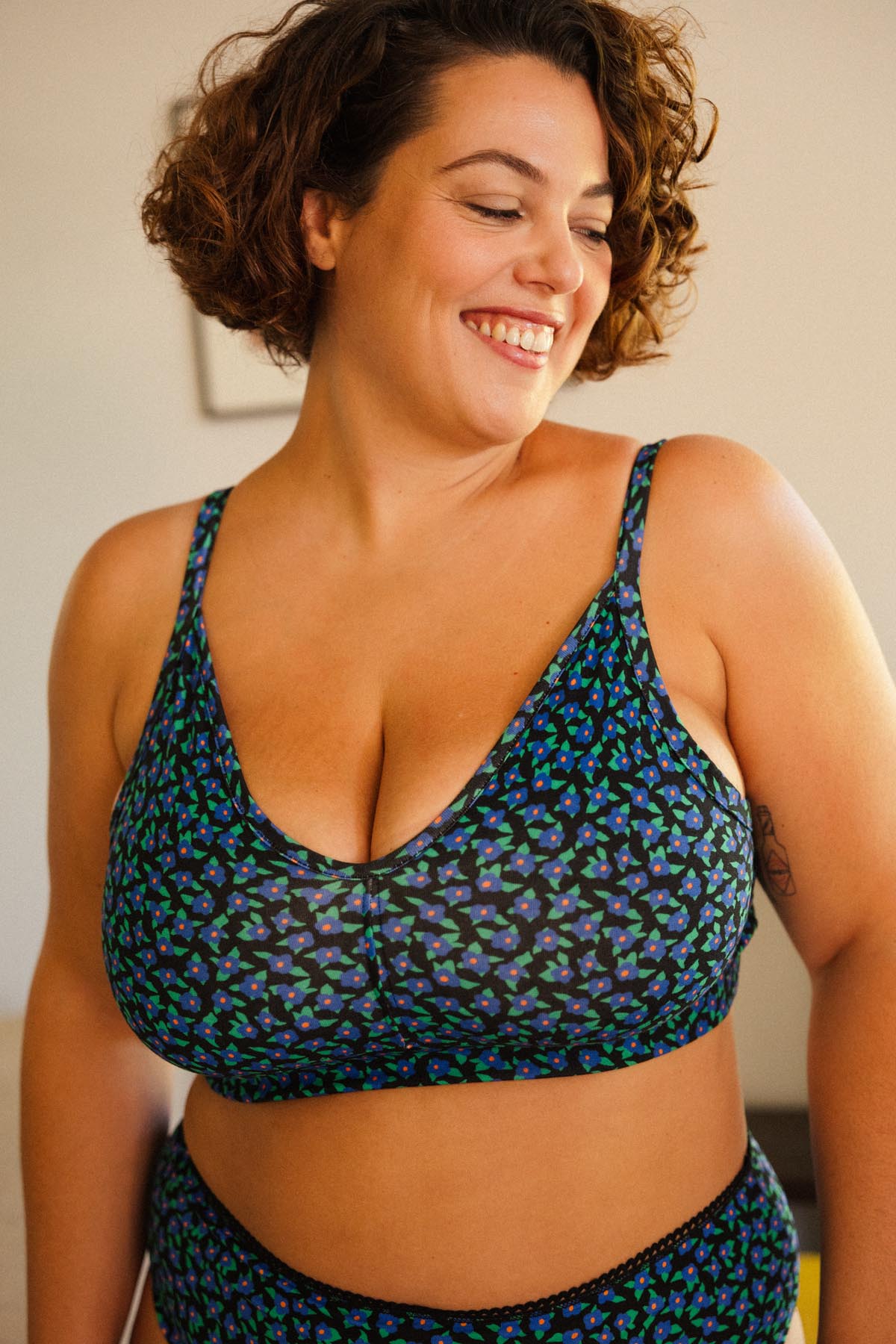 Amandine fait du 44 et du 95G et porte une taille 2XL en bas et du 3XL