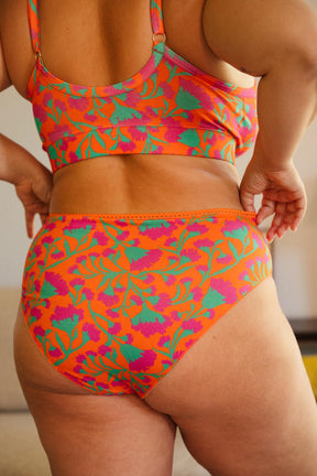 Amandine fait du 95G et porte une taille 3XL