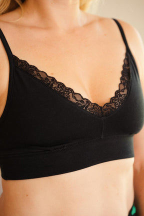 Julie D. is a 90B and wears a size M