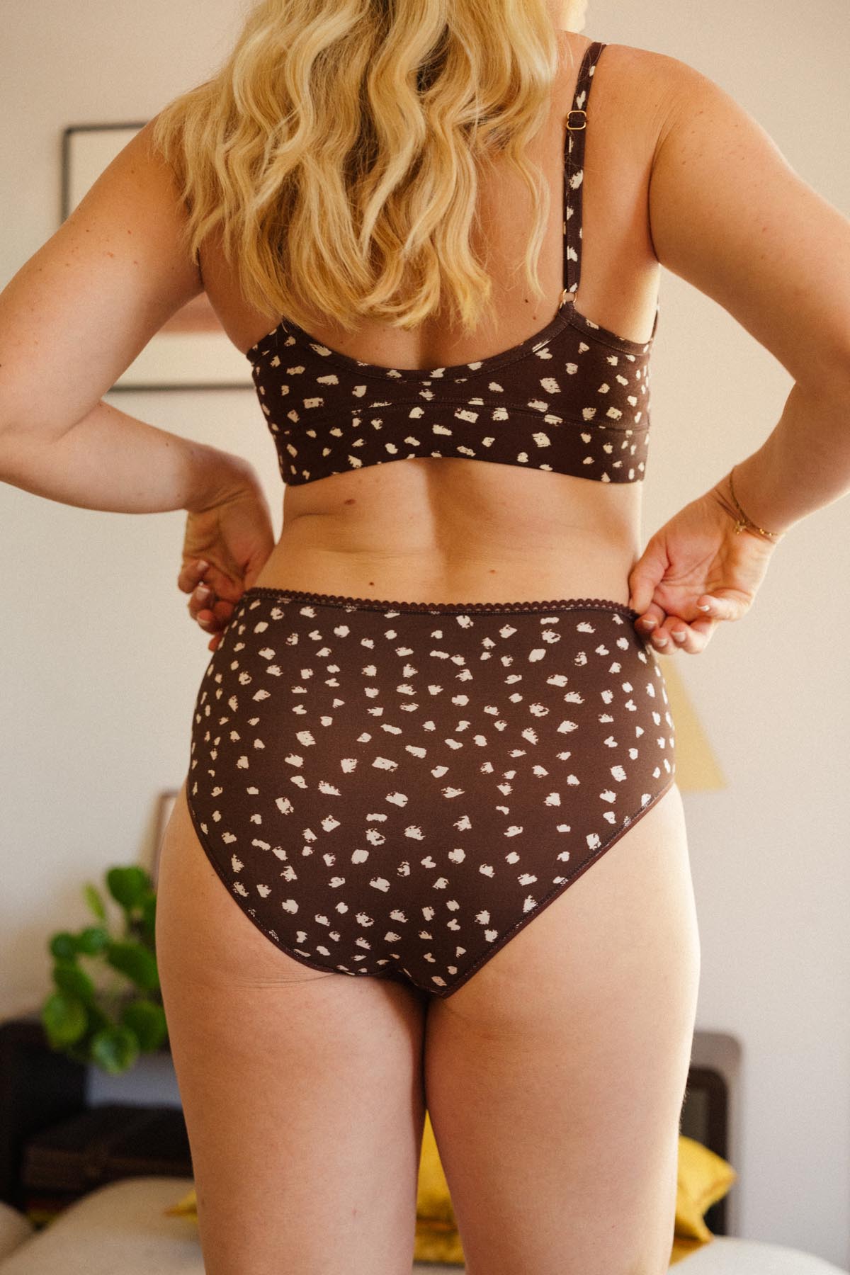 Julie D. fait du 38 et du 90B et porte une taille M en bas et en haut