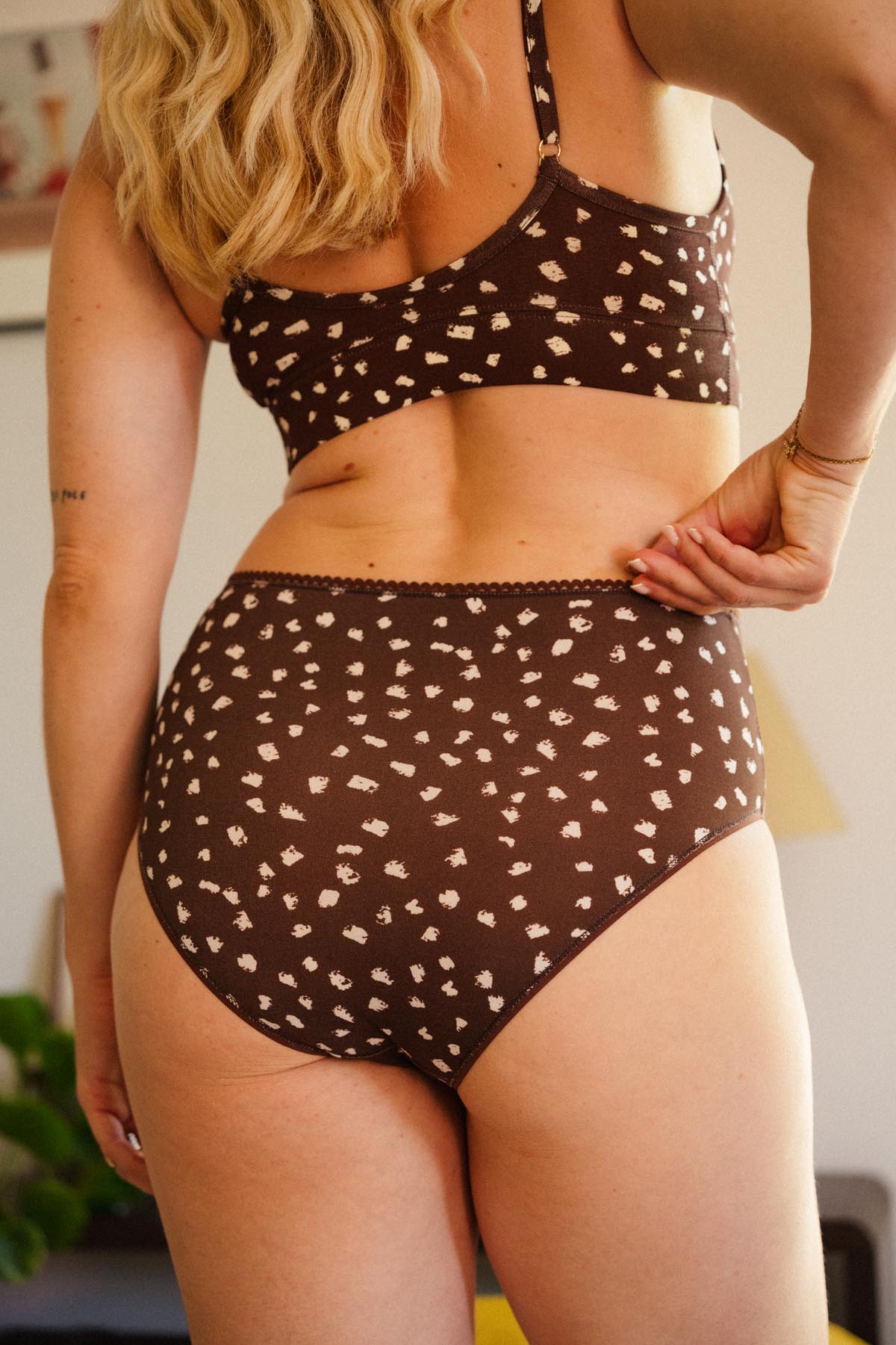 Julie D. fait du 38 et porte une taille M