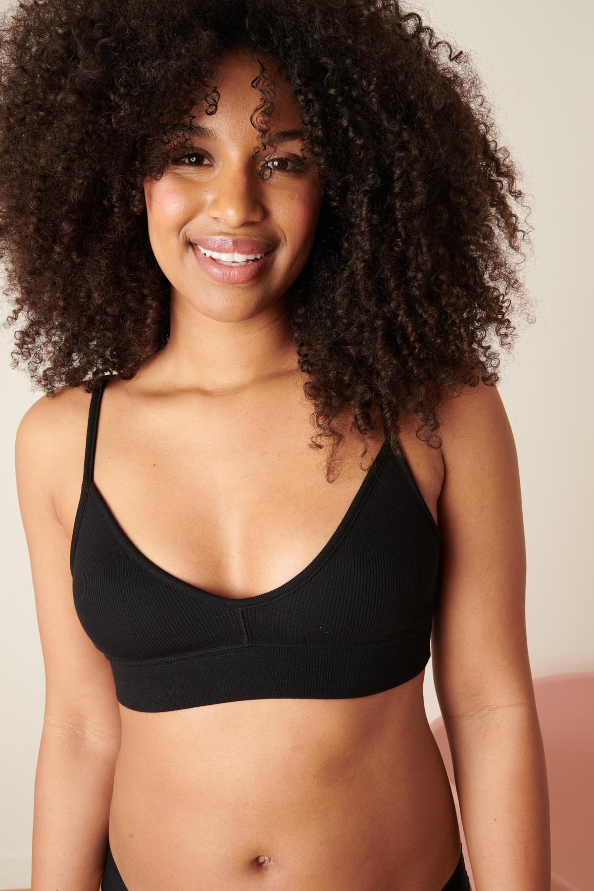 Marie-Charles fait du 85C et porte une taille M