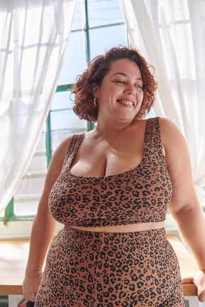 Amandine fait du 44 et porte une taille XL/2XL en bas et 3XL en haut