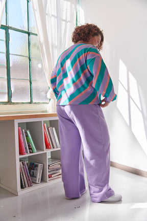 Amandine fait du 44 et porte une taille XL/2XL en haut et 2XL en bas