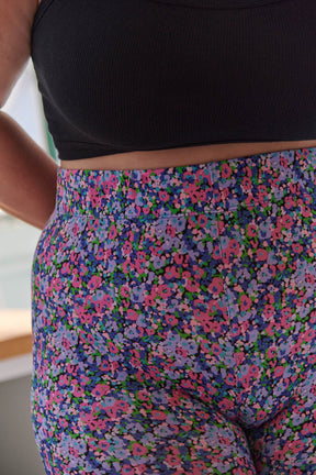 Amandine fait du 44 et porte une taille XL/2XL en bas et 3XL en haut