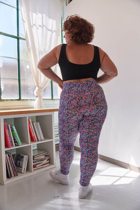 Amandine fait du 44 et porte une taille XL/2XL en bas et 3XL en haut