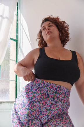 Amandine fait du 44 et porte une taille XL/2XL en bas et 3XL en haut