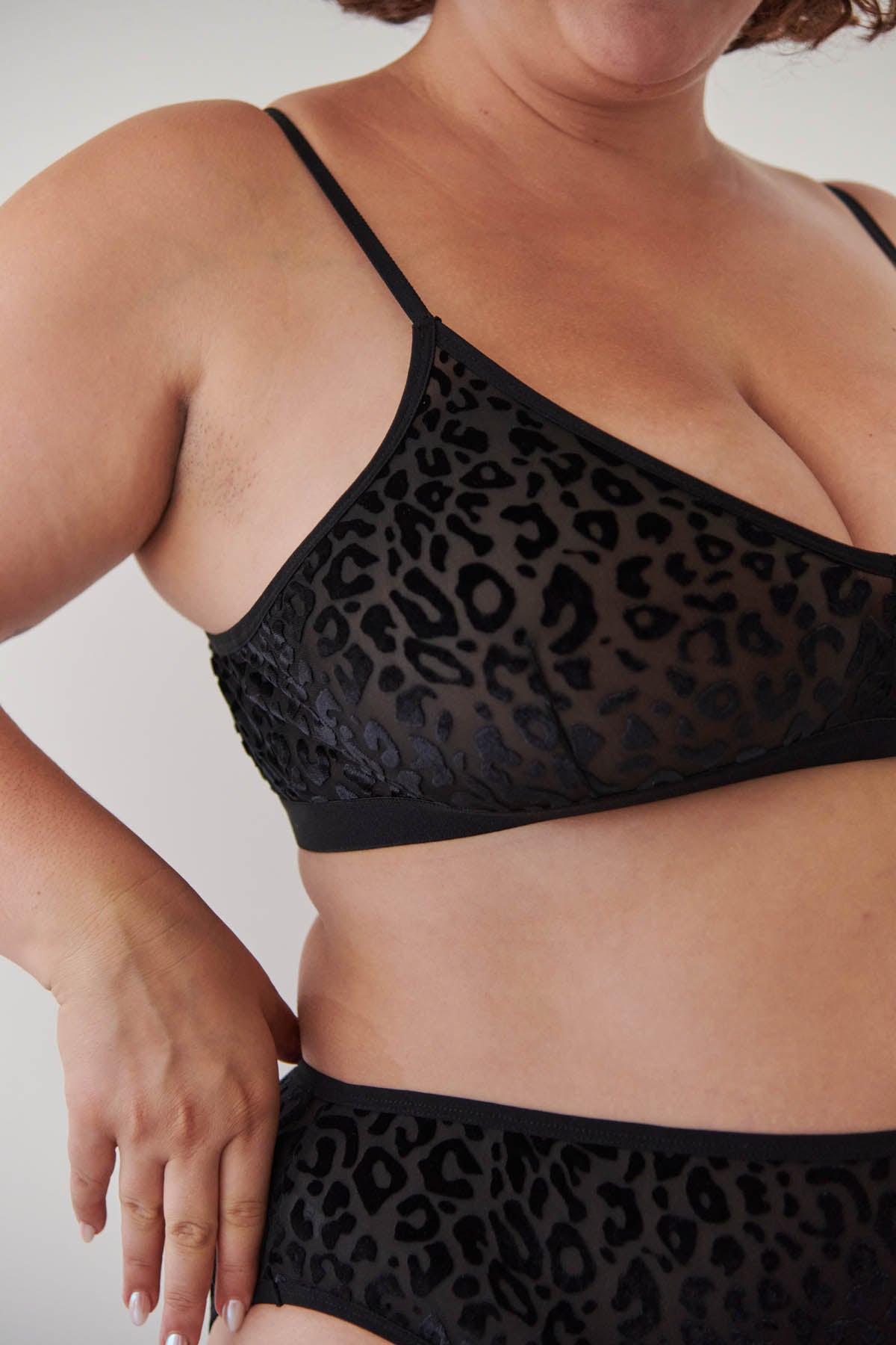 Amandine fait du 44 et du 100F et porte une taille 2XL en bas et du 2XL en haut