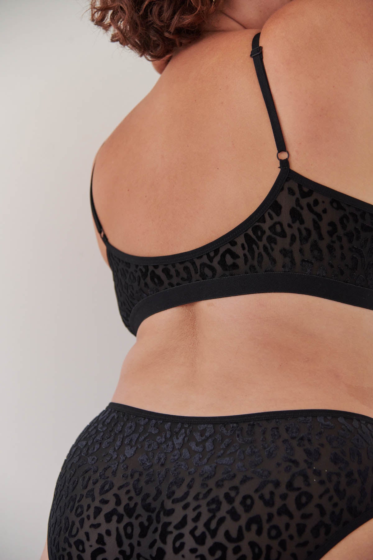 Amandine fait du 44 et du 100F et porte une taille 2XL en bas et du 2XL en haut