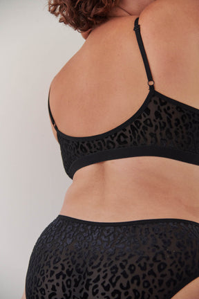 Amandine fait du 44 et du 100F et porte une taille 2XL en bas et du 2XL en haut