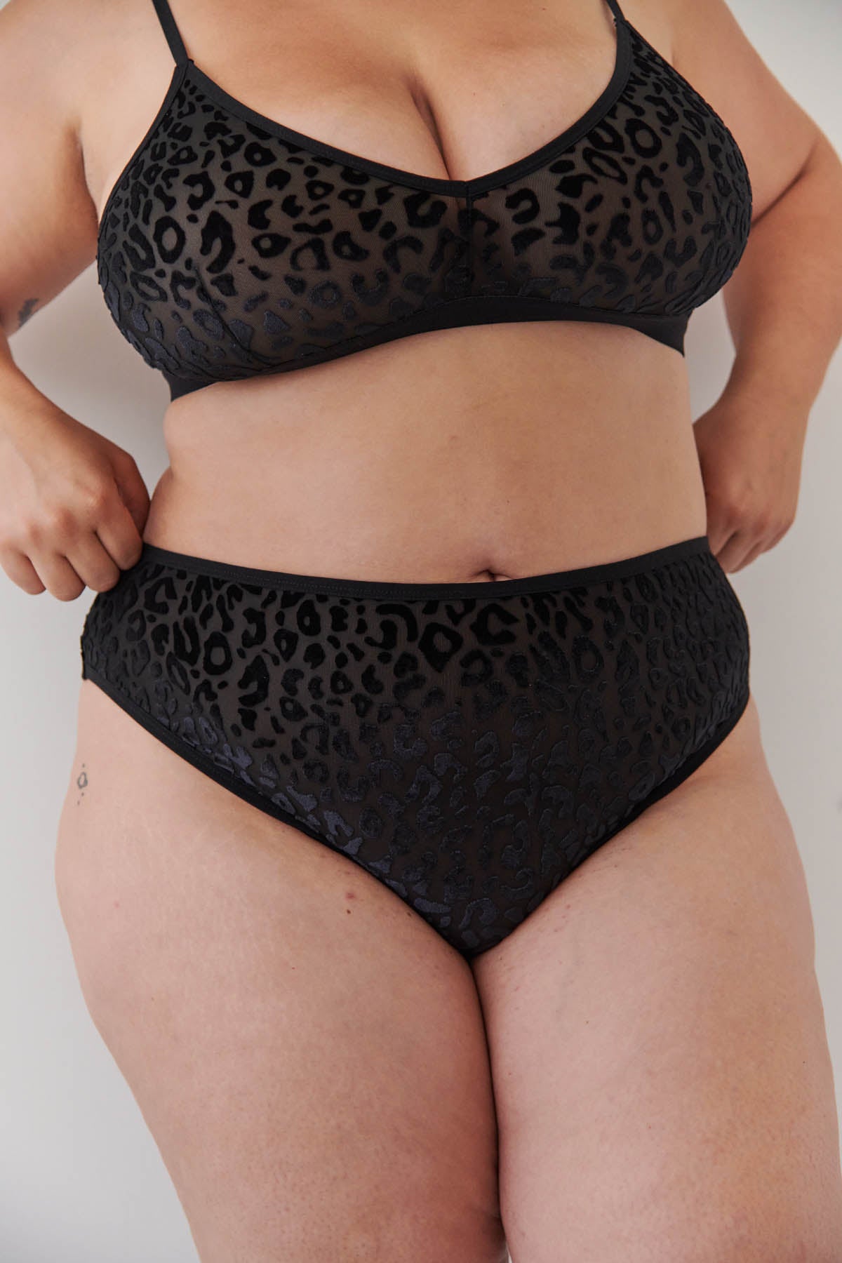 Amandine fait du 44 et du 100F et porte une taille 2XL en bas et du 3XL en haut*