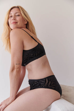 Julie fait du 40 et porte une taille M