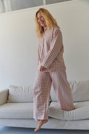 Julie fait du 40 et porte une taille M