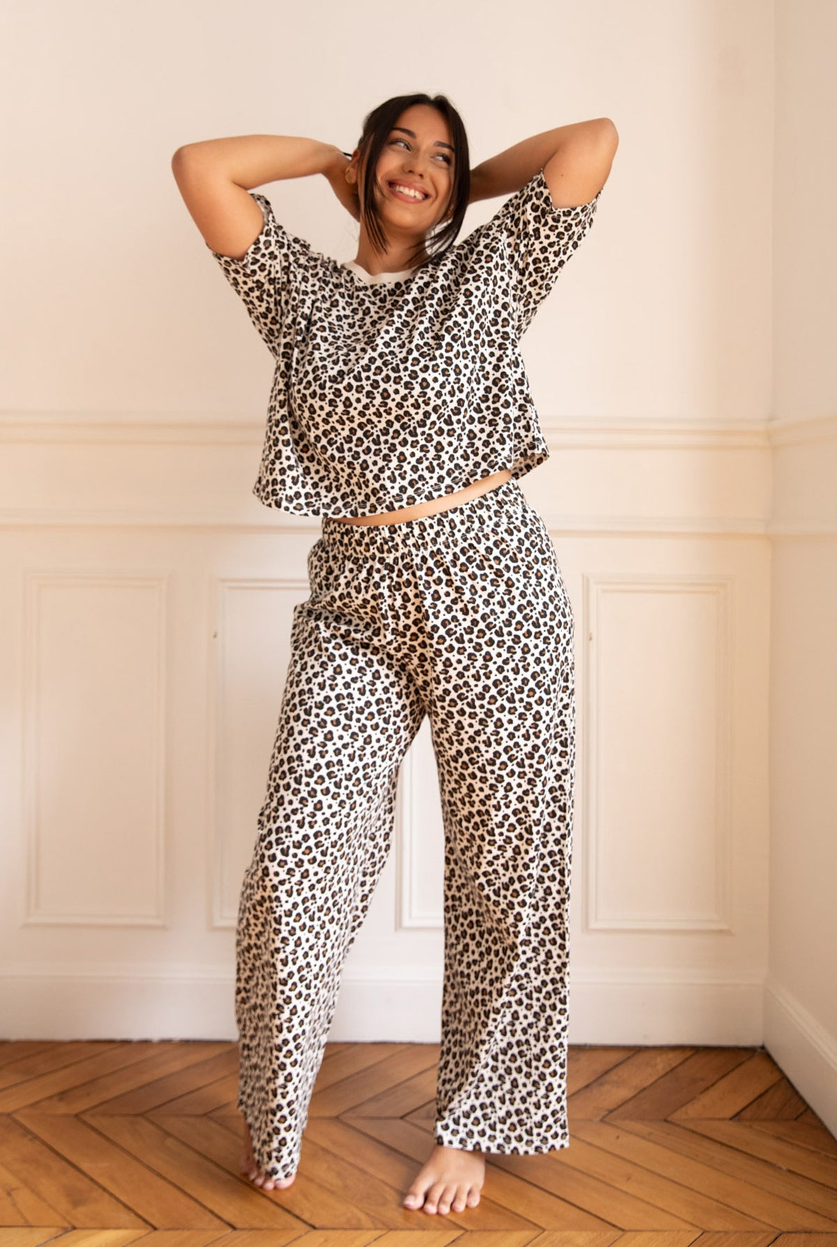 Mélissa mesure 1m77, elle porte un L en haut et un L en bas*Pyjama long coton BIO - leopard- Pyjamas longs - We Are Jolies