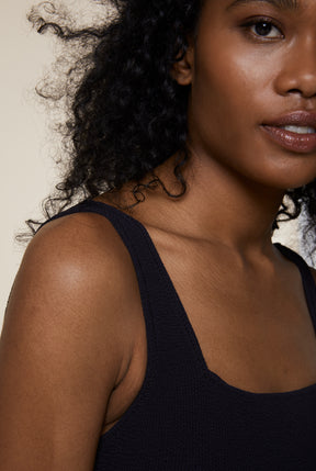 Clémence fait du 34 et du 80B et porte une taille XS