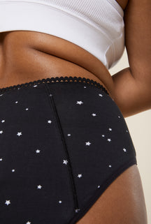 Amandine fait du 38 et porte du M*Culotte menstruelle Taille Haute - Flux Nuit | Astro - Culottes menstruelles - We Are Jolies